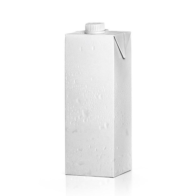 Коробки с соком и молоком имеют прозрачный фон с капельками воды.