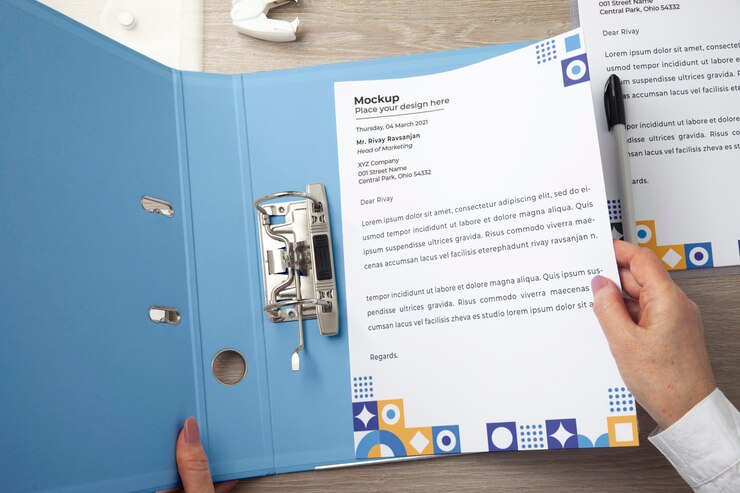 PSD kağıt belge mockup'ı tutan insan elleri görünümü