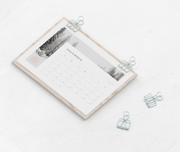 Kalender gevangen op een houten bord met clippers