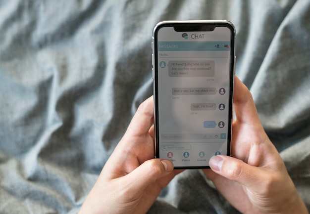 Kaukaska kobieta rozmawia przez telefon komórkowy