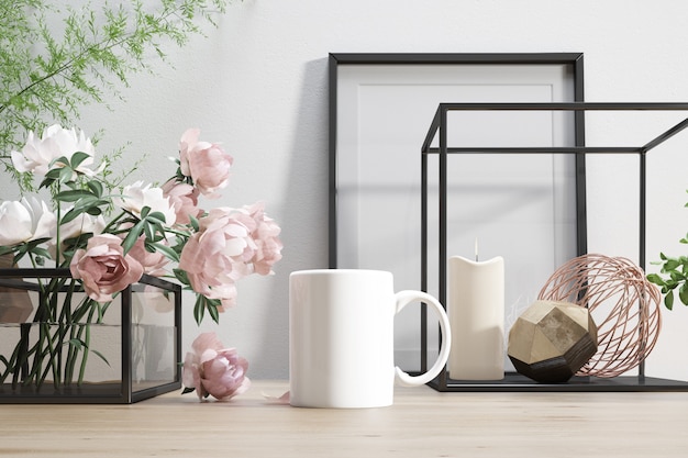 keramische mok met bloemen en decoratieve elementen