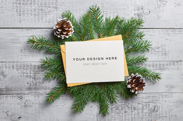 Kerst wenskaart mockup met fir tree takken en kegels