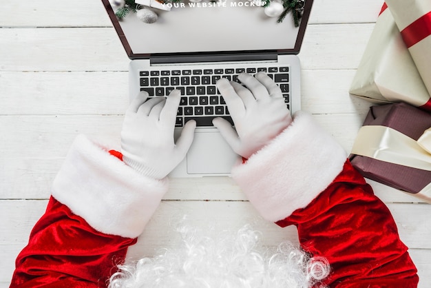 PSD kerstman die op laptop typen