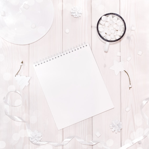 PSD kerstmissamenstelling met blocnotemodel met witte decoratie