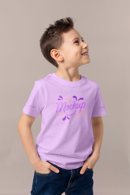 Tシャツのモックアップデザインを着ている子供