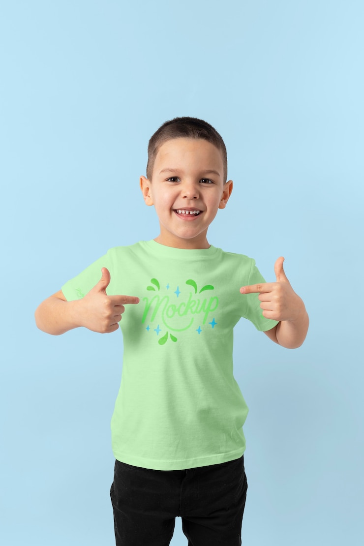 PSD tシャツのモックアップデザインを着ている子供