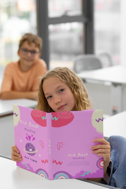 Ragazzo con un modello di libro