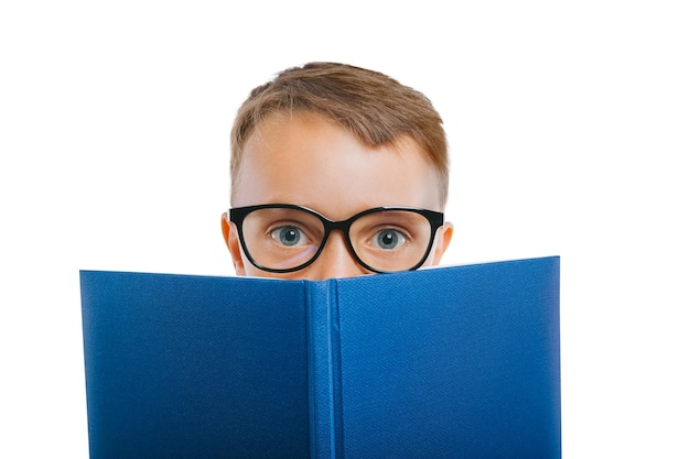 kind leest een boek tegen een png achtergrond