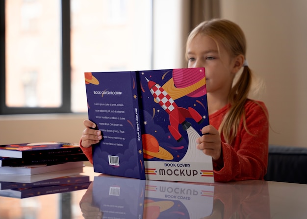 Kind met open boek mockup