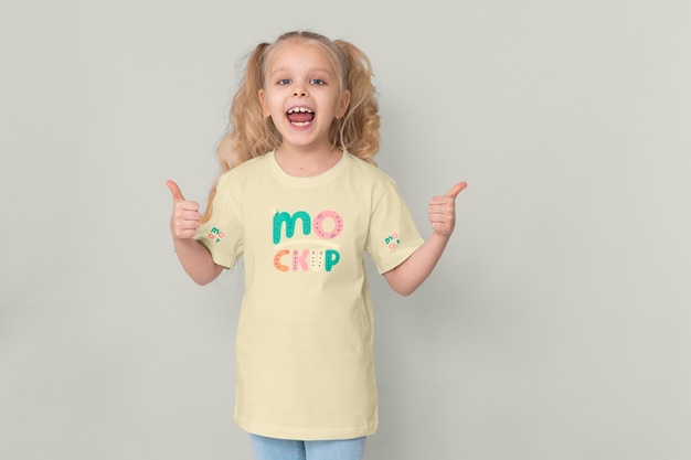 Kind met t-shirtmodelontwerp