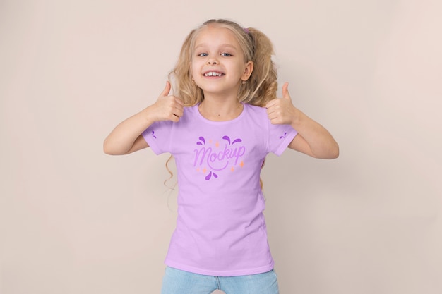 Kind met t-shirtmodelontwerp