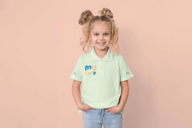 Kind met t-shirtmodelontwerp