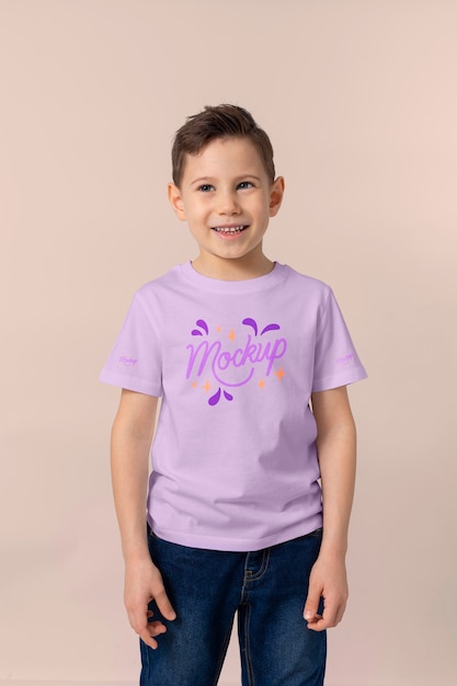 Kind met t-shirtmodelontwerp