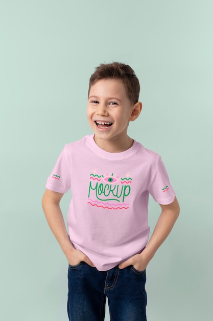 Kind met t-shirtmodelontwerp