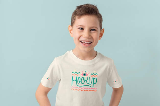 Kind met t-shirtmodelontwerp