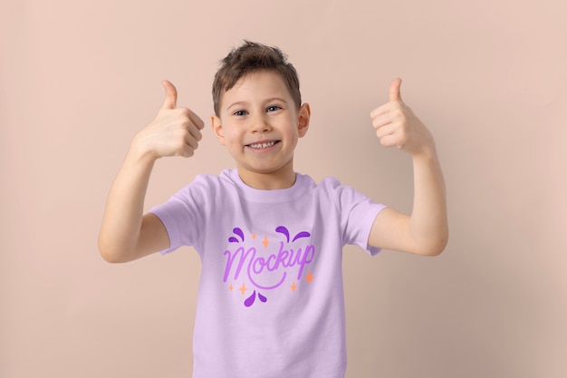 Kind met t-shirtmodelontwerp