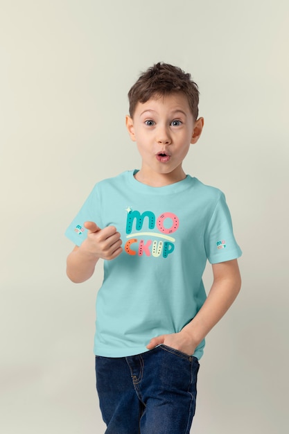 Kind met t-shirtmodelontwerp