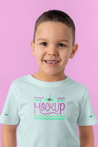 Kind met t-shirtmodelontwerp