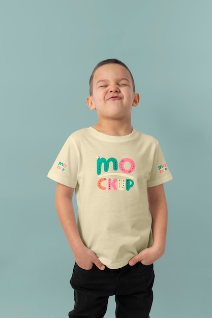 PSD kind met t-shirtmodelontwerp