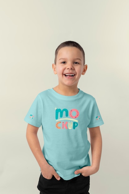 Kind met t-shirtmodelontwerp