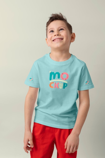 Kind met t-shirtmodelontwerp