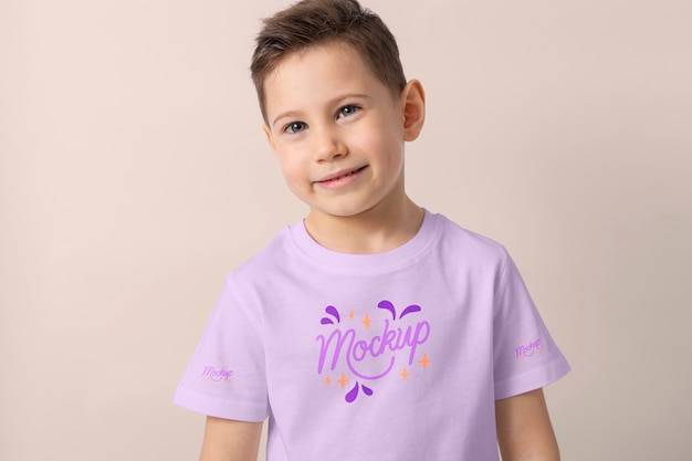 Kind met t-shirtmodelontwerp