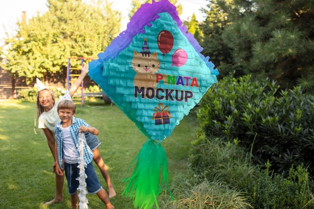 Kinderenfeest met pinata mockup