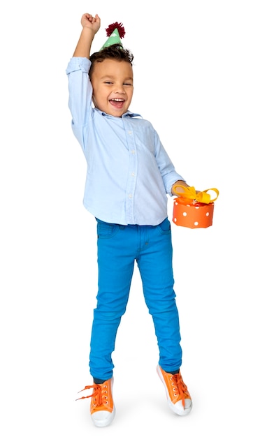 Kleine jongen met cadeau feestmuts studio portret