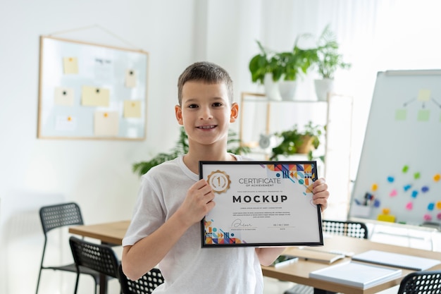 PSD kleine jongen thuis met een certificaatmodel