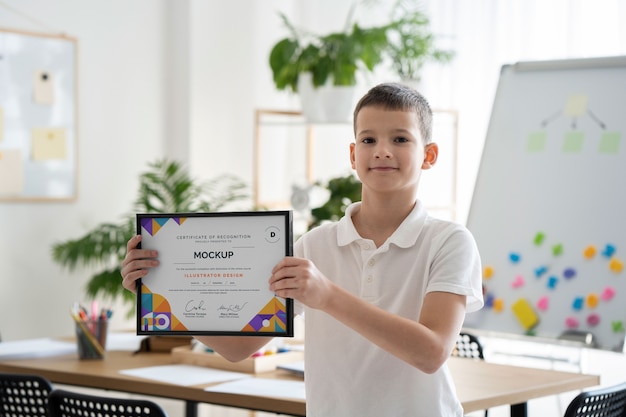 PSD kleine jongen thuis met een certificaatmodel