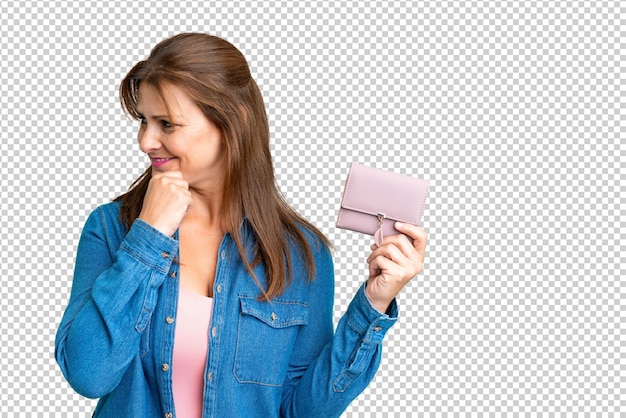 PSD kobieta białej średniego wieku trzymająca portfel nad odizolowanym tłem myśląc o idei i patrząc z boku