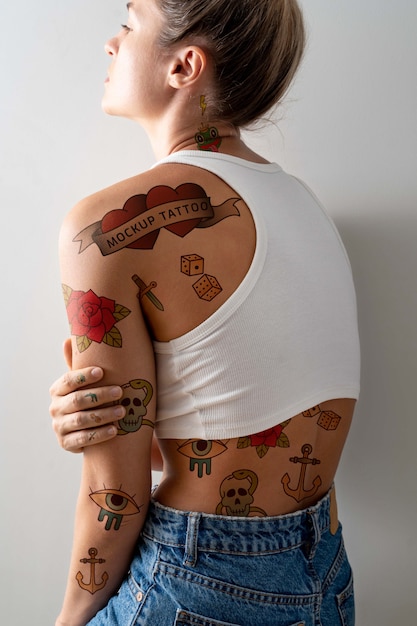 PSD kobieta mająca makieta tatuażu