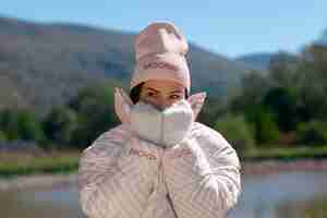PSD kobieta nosząca makietę kapturka na zimno.