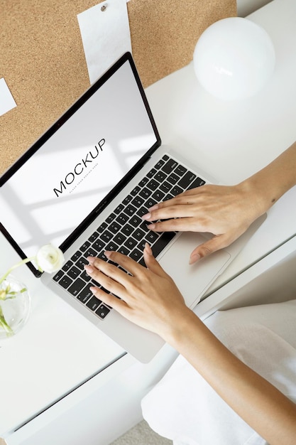 kobieta pisze na laptopie model brandingu