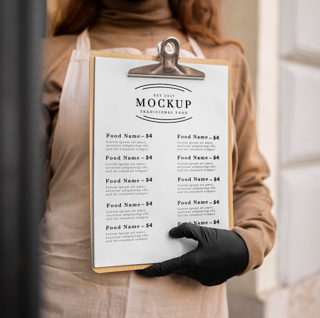 Kobieta trzyma makietę menu restauracji w schowku