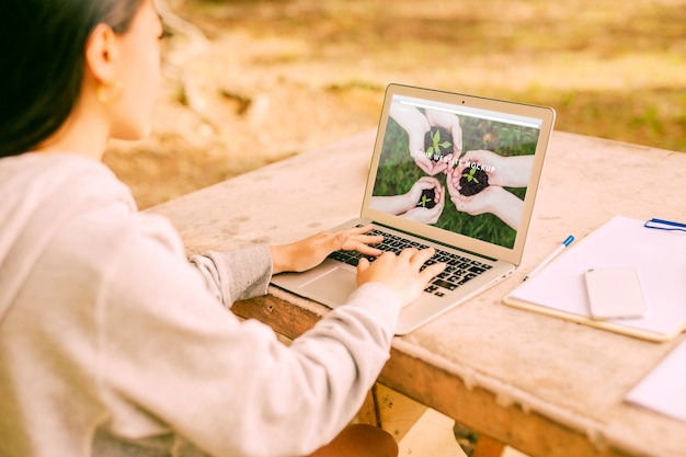 Kobieta Używa Laptopu Mockup W Naturze