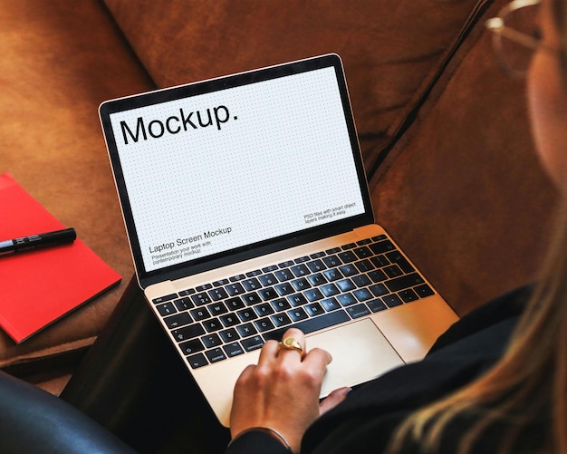 Kobieta używająca laptopa