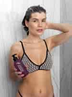 PSD kobieta używająca makiety butelki szamponu pod prysznicem