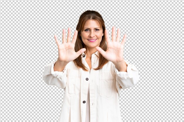 PSD kobieta w średnim wieku na izolowanym tle liczy dziesięć palcami