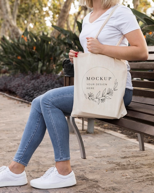Kobieta z koncepcją makiety torby