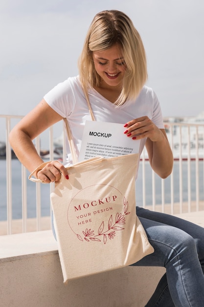 Kobieta z koncepcją makiety torby