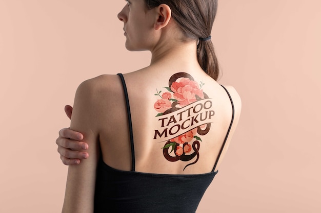 PSD kobieta z makieta tatuażu na plecach