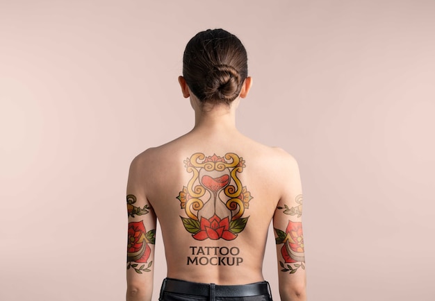 Kobieta z makieta tatuażu na plecach