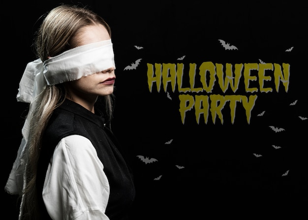 PSD kobieta z oczami związanymi białym kostiumem na halloween