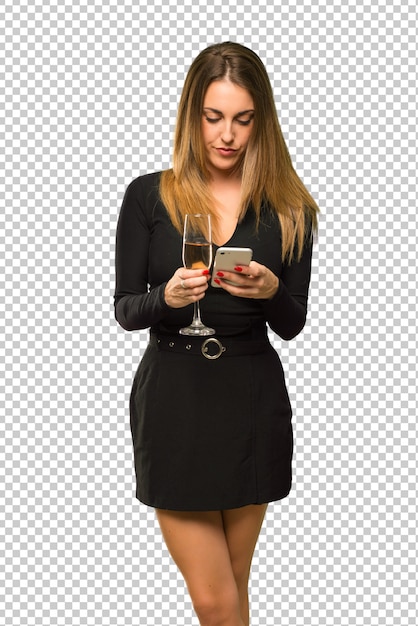 PSD kobieta z szampanem świętuje nowy rok 2019 wysyłanie wiadomości lub e-mail z telefonu komórkowego