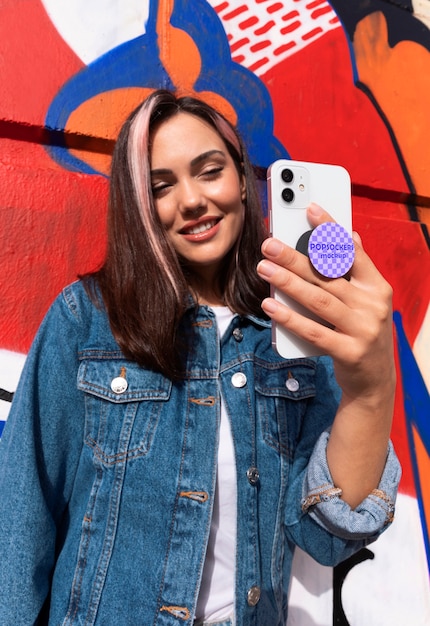 PSD kobieta za pomocą popsockets na telefon