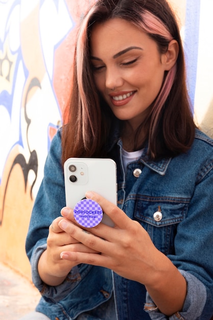 PSD kobieta za pomocą popsockets na telefon