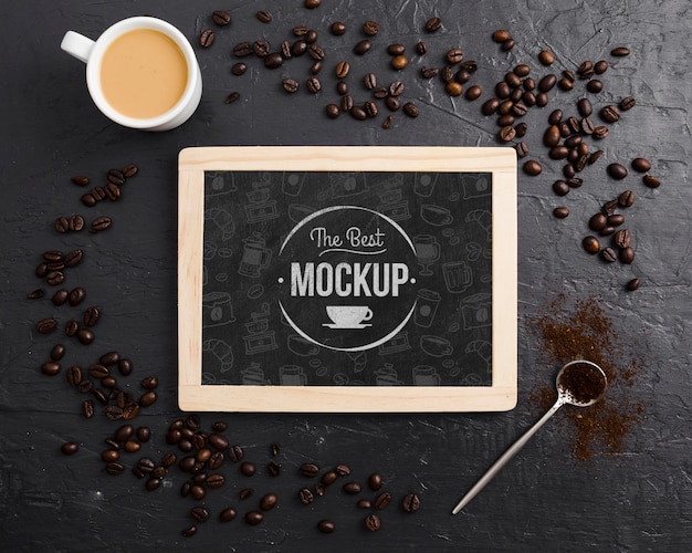 Koffiebonen en kopje koffie mock-up