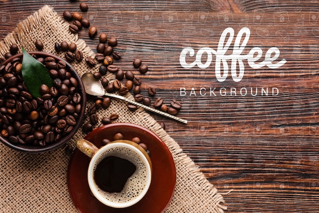 Koffielepel en koffiebonen op houten achtergrond