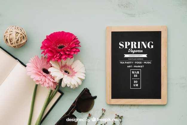 PSD koncepcja wiosna makieta z łupków i piękne kwiaty